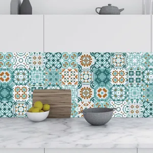 Vista dettagliata di adesivi per piastrelle con motivo mandala verde e arancione, cucina.