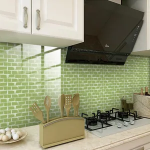 Dettaglio adesivo piastrelle cucina verde con texture impermeabile in PVC per paraschizzi.