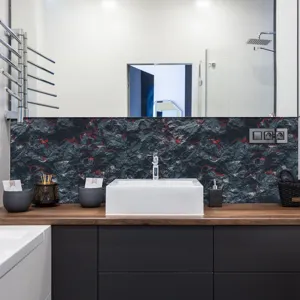 Vista dettagliata adesivo murale texture roccia nera e rossa per la decorazione del bagno moderno.