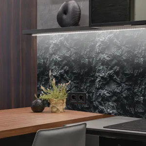 Vista dettagliata dell'adesivo murale effetto marmo scuro in cucina moderna, carta.