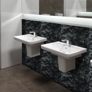 Vista dettagliata dell'adesivo murale impermeabile con motivo marmo scuro nel bagno moderno.