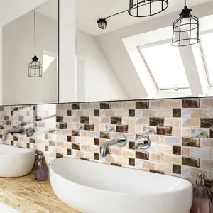 Vista dettagliata di adesivi per piastrelle a mosaico in PVC effetto marmo da parete.