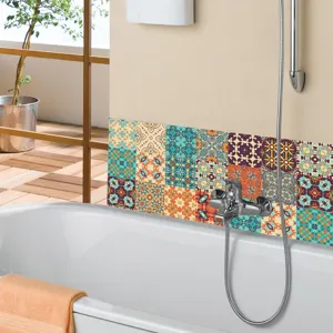 Vista dettagliata di adesivi per piastrelle mandala colorati sul muro del bagno, finitura lucida.
