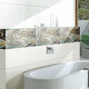 Adesivo per piastrelle effetto marmo con venature dorate per la moderna decorazione del bagno.