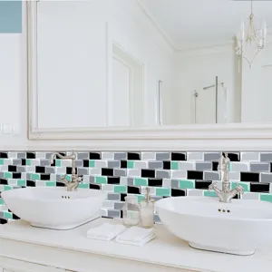 Vista dettagliata di adesivi per piastrelle a mosaico lucido in un bagno moderno.