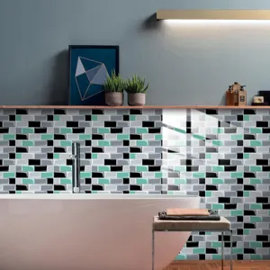 Vista dettagliata dell'adesivo per piastrelle a mosaico in cristallo lucido installato nel bagno.