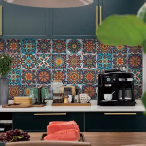 Vista dettagliata di adesivi per piastrelle mandala colorati che decorano la cucina.