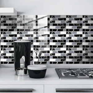 Vista dettagliata di adesivi per piastrelle a mosaico in marmo nero e bianco lucidi.
