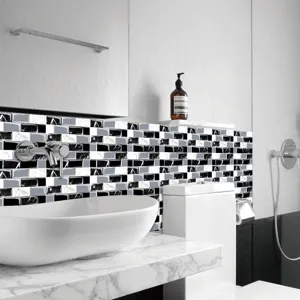 Dettaglio di un adesivo per piastrelle a mosaico nero e bianco in PVC impermeabile.