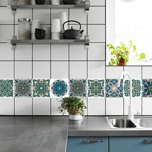 Dettaglio adesivi per piastrelle motivo mandala decorazione parete cucina moderna.