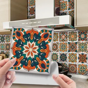 Dettaglio adesivo per piastrelle mandala con superficie lucida e impermeabile cucina.