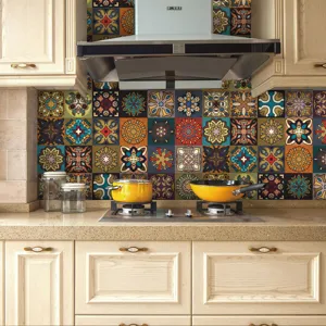 Vista dettagliata di adesivi per piastrelle da cucina con motivi mandala retrò colorati.