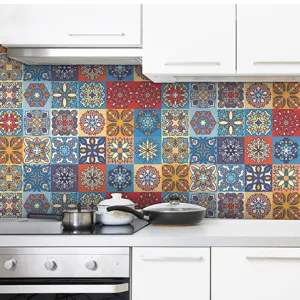 Vista dettagliata di adesivi per piastrelle con motivo mandala per paraschizzi cucina.