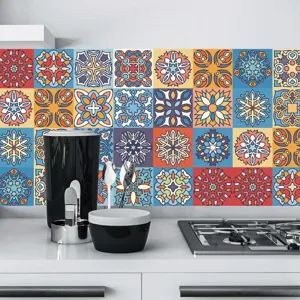 Primo piano dettagliato di adesivi per piastrelle mandala colorati sulla parete cucina.