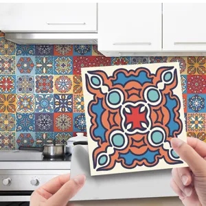 Dettaglio adesivo per piastrelle mandala, sticker murale impermeabile con finitura lucida.