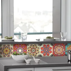Dettaglio adesivo per piastrelle da cucina con vivaci motivi mandala e pellicola protettiva.