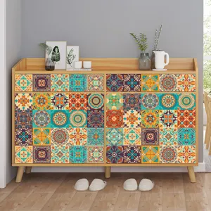 Vista dettagliata di adesivi per piastrelle mandala colorate su mobile in legno per decoro.