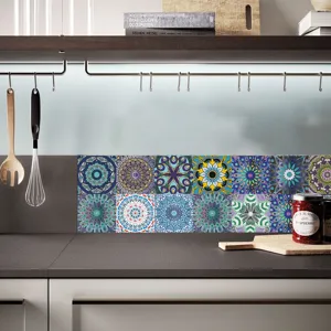 Adesivi per piastrelle mandala dettaglio decorazione con motivo colorato sulla parete.