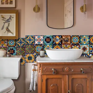Detailansicht marokkanischer Fliesenaufkleber im Badezimmer mit bunten, lebendigen Mustern.