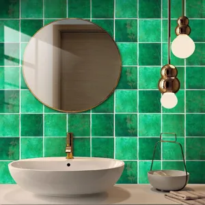 Vista detallada de pegatinas de azulejos cuadrados verdes retro para una pared elegante.
