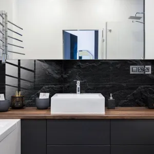 Autocollant de carrelage effet marbre imperméable pour décoration murale de salle de bain.