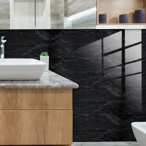Autocollant de carrelage en film cristal détail, motif marbre ardoise noire pour salle de bain.