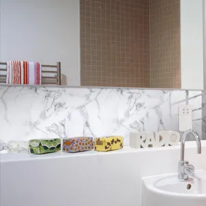 Adhesivo de azulejos de cristal con patrón de mármol impermeable para la decoración de baño