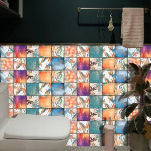 Vista detallada de pegatinas de azulejos retro autoadhesivas aplicadas en la pared del baño.