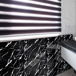 Vista detallada del adhesivo para azulejos con diseño de mármol negro y textura realista.