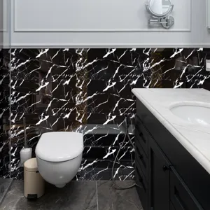 Vista detallada del adhesivo de azulejos de mármol negro en baño moderno, pared impermeable.
