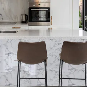 Papel pintado adhesivo efecto marmol impermeable para decoracion de cocina.