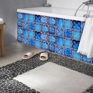 Vista detallada de pegatinas de azulejos retro azules en la bañera, estilo único.