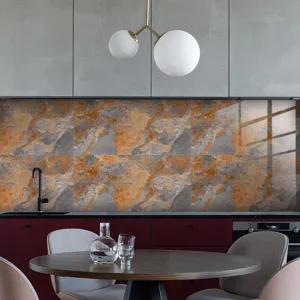 Vue détaillée d'adhésif carrelage film cristal texture marbre moderne dans cuisine.