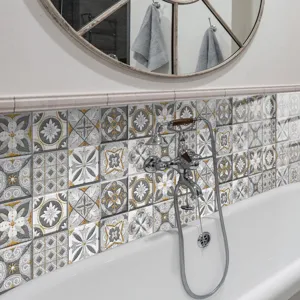 Escena de baño que muestra pegatinas de azulejos vintage decorativas aplicadas en la pared.