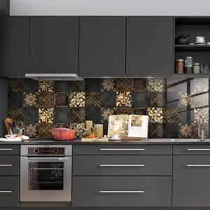 Detalle de adhesivo para azulejos de cocina con diseño floral retro gris oscuro.