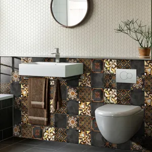 Vista detallada de pegatinas de azulejos con patrón retro instaladas en un baño.