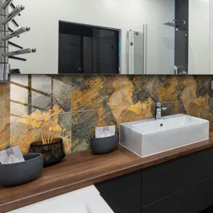 Vue détail d'un autocollant de carrelage mural effet marbre moderne dans une salle de bain.