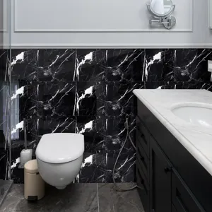 Vista detallada que muestra elegantes pegatinas de azulejos de mármol negro en la pared.