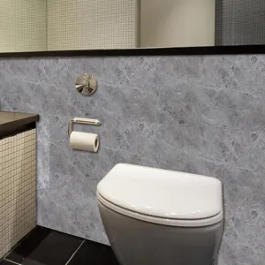 Primer plano del adhesivo de pared con textura de mármol gris en un entorno de baño.
