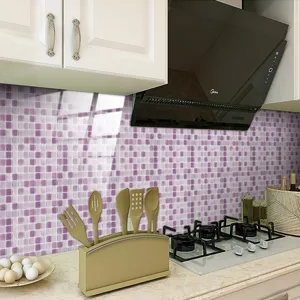 Vista di dettaglio adesivo per piastrelle a mosaico rosa e viola per cucina in PVC