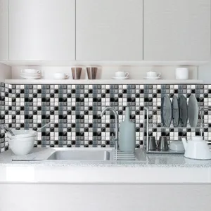 Vue détail du dosseret de cuisine montrant l'autocollant de carrelage mosaïque 3D étanche.