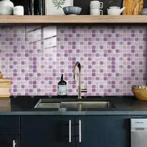 Dettaglio adesivo per piastrelle a mosaico cucina, pellicola murale in PVC viola impermeabile.