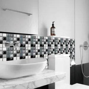 Vue détaillée d'un autocollant de carrelage mosaïque 3d sur le mur de la salle de bain.