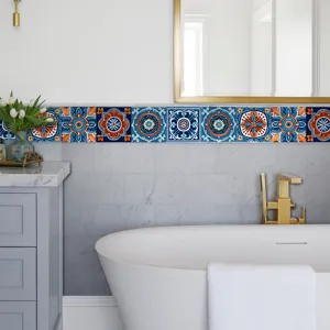 Marokkanischer Stil Fliesenaufkleber Wanddekor Detailansicht blaue und orange Muster.
