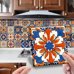 Marokkanischer Fliesenaufkleber Detailansicht mit lebendigen blauen und orangen Mustern.