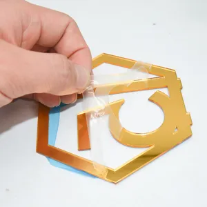 Goldfarbenes Acryl Spiegel Tisch Nummer Schild Detailansicht mit transparenter Schutzfolie.