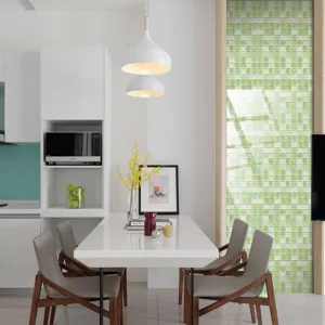 Dettaglio adesivo per piastrelle a mosaico verde su parete, decorazione murale PVC impermeabile.