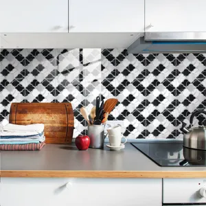 Sticker de carrelage adhésif motif éventail noir et blanc, film cristal, déco cuisine.