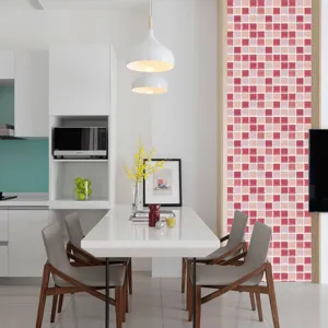 Vue détaillée de l'autocollant de carreaux de mosaïque 3D rose sur le mur, déco DIY.