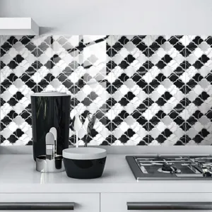 Détail d'autocollant de carrelage en marbre noir et blanc avec finition cristal brillante et élégante.